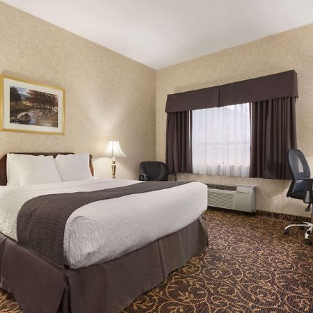 Days Inn By Wyndham Toronto East Lakeview Exteriör bild