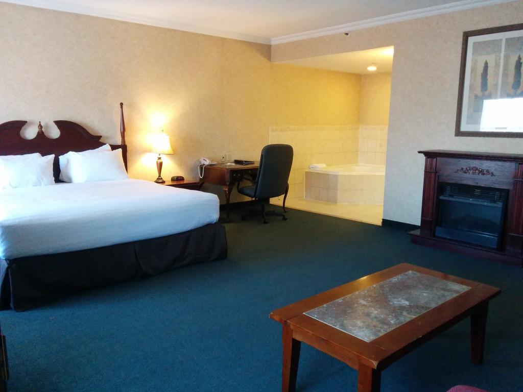 Days Inn By Wyndham Toronto East Lakeview Exteriör bild