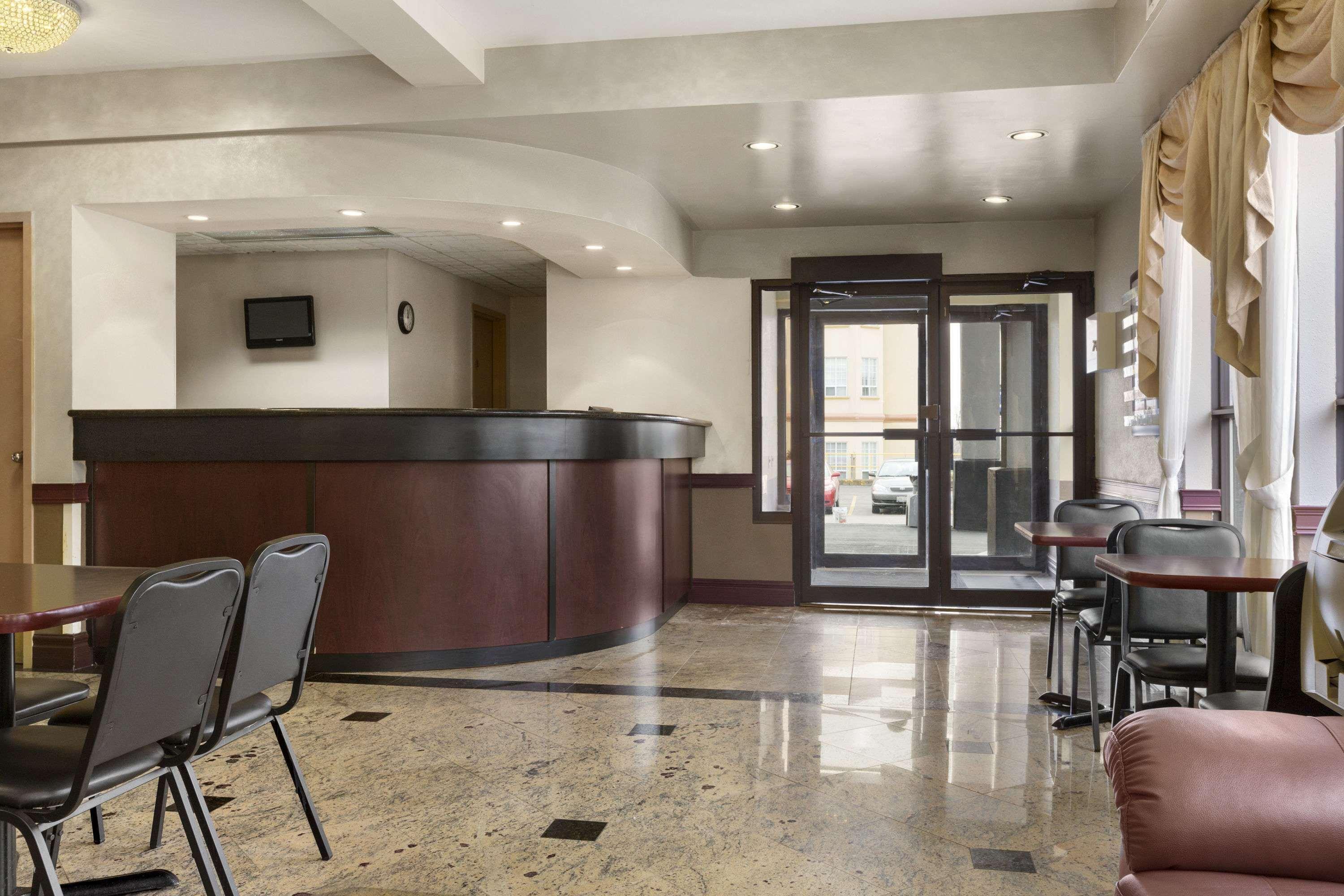 Days Inn By Wyndham Toronto East Lakeview Exteriör bild