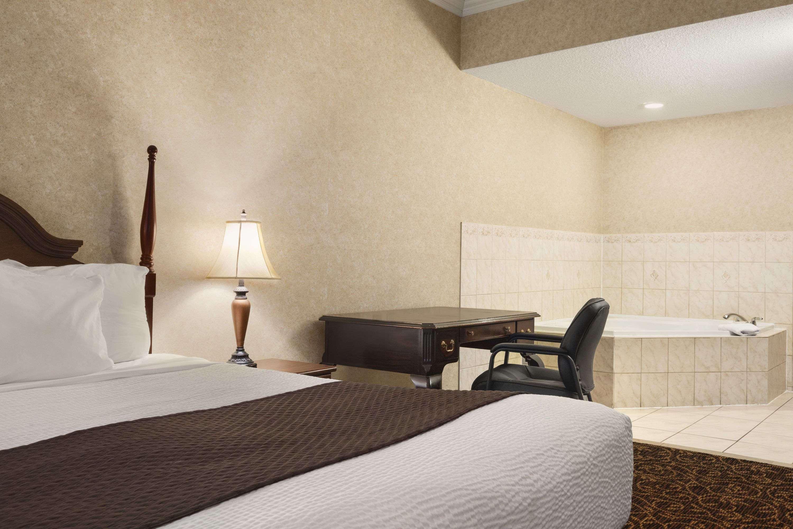 Days Inn By Wyndham Toronto East Lakeview Exteriör bild