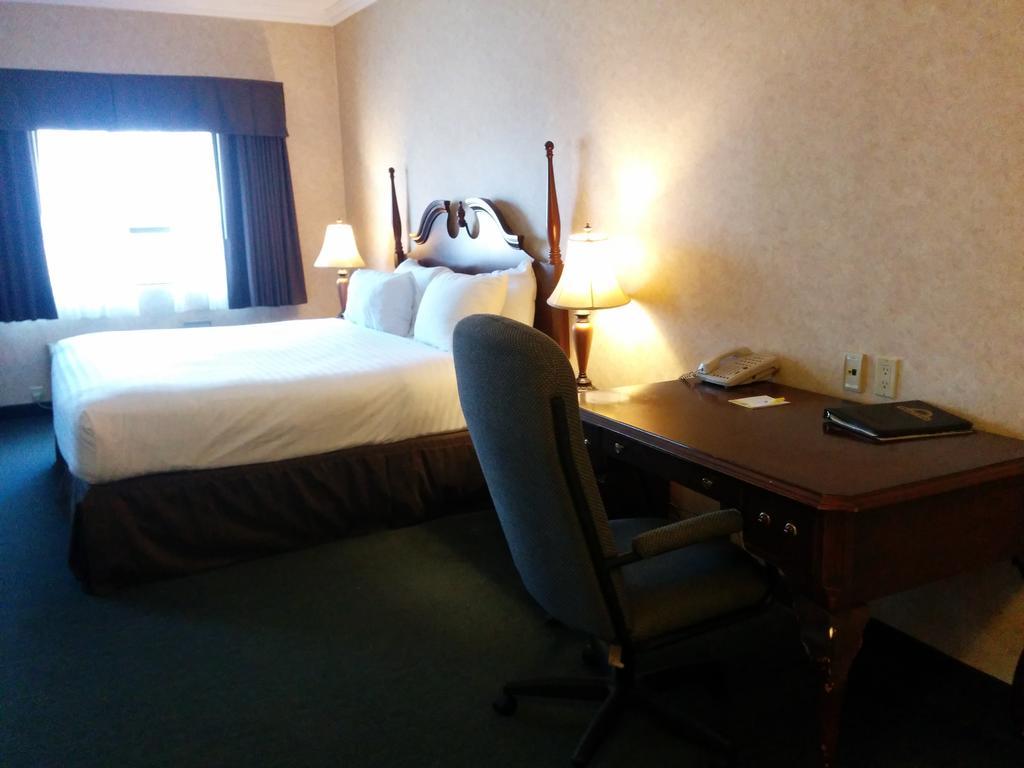 Days Inn By Wyndham Toronto East Lakeview Exteriör bild