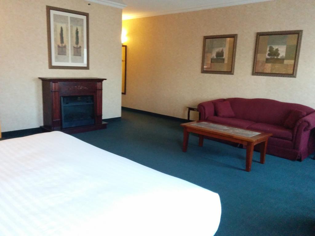 Days Inn By Wyndham Toronto East Lakeview Exteriör bild