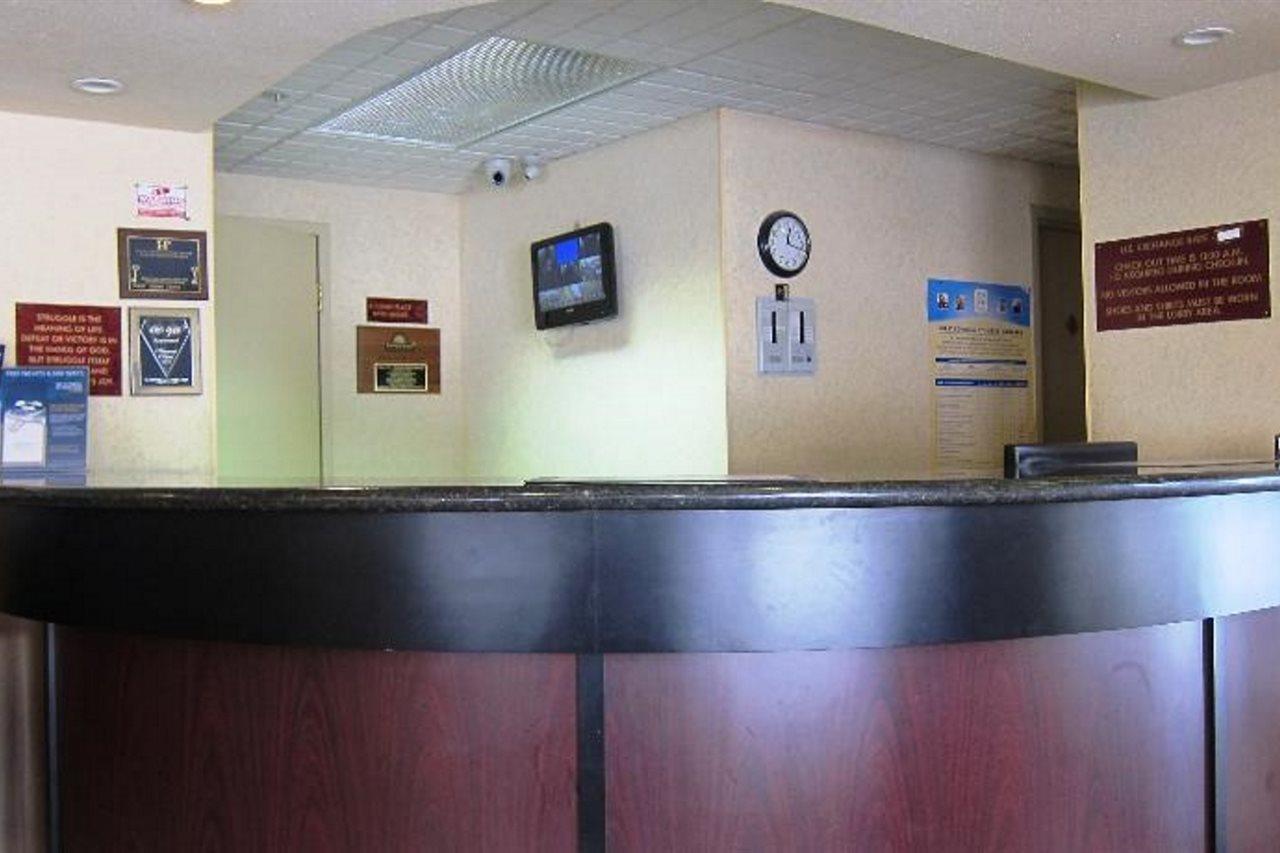 Days Inn By Wyndham Toronto East Lakeview Exteriör bild
